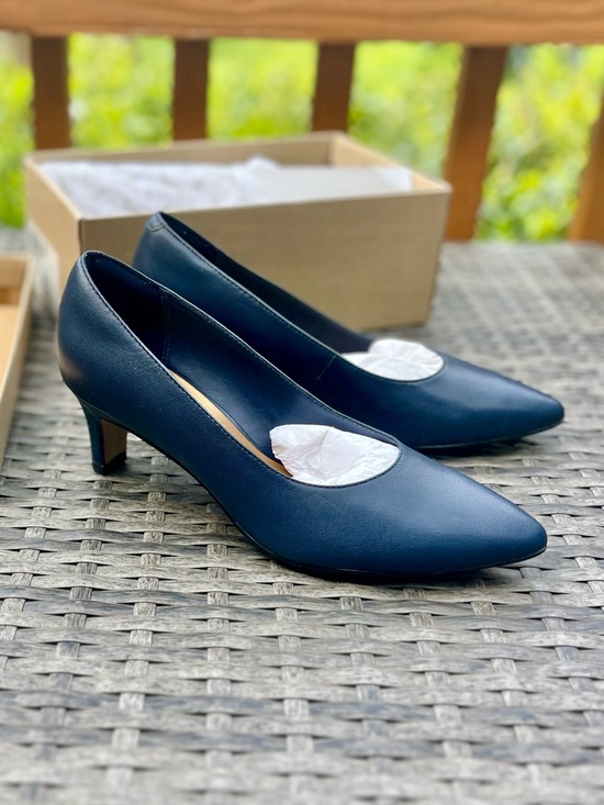 NIB Clarks Crewso Wick Navy Pointed-Toe Low Heel Pumps Brand New Never Worn - Picture 6 of 6